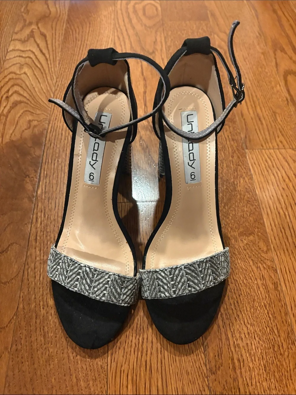 Unilady Black Ankle-Strap Heels with Silver Textured Toe Band